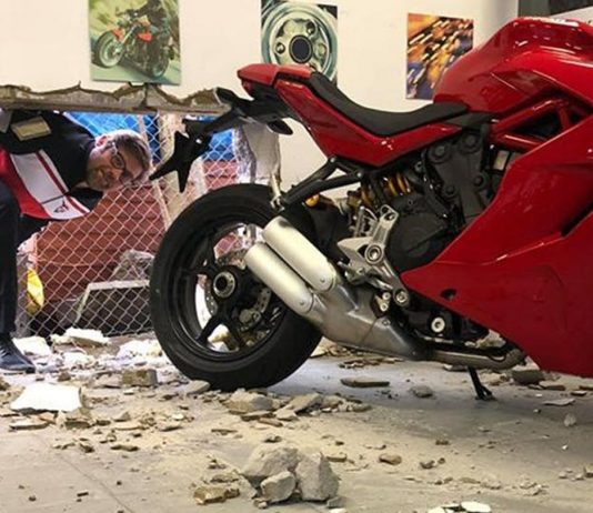 Pencuri tebuk dinding untuk curi Ducati Panigale V4 R