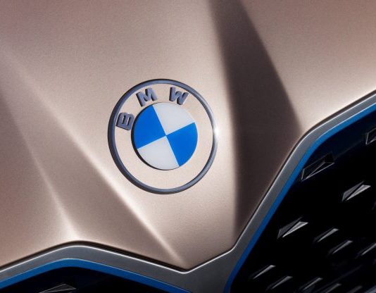 BMW perkenalkan logo terbarunya pada BMW i4