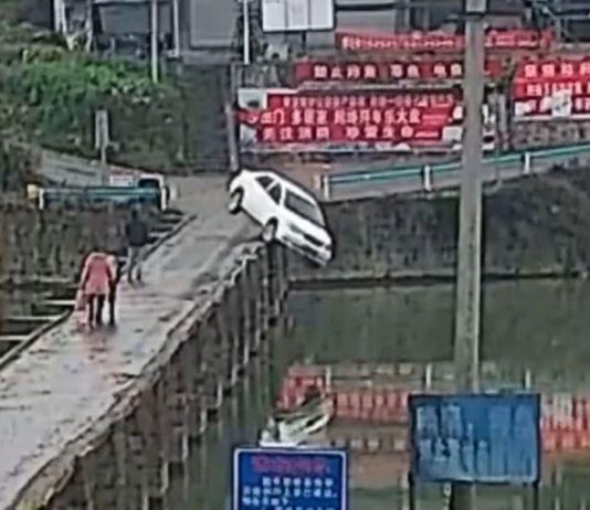 Kereta terjunam ke dalam sungai selepas 10 minit lulus ujian memandu