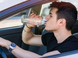 Minum air kosong atau kopi sambil memandu pun boleh dikenakan denda di UK!