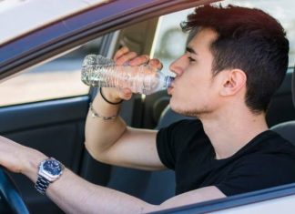 Minum air kosong atau kopi sambil memandu pun boleh dikenakan denda di UK!