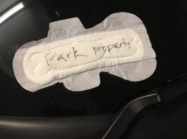 Akibat parkir sesuka hati, Mini Cooper terima nota berbentuk tuala wanita