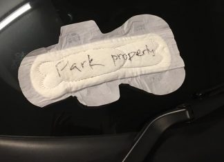 Akibat parkir sesuka hati, Mini Cooper terima nota berbentuk tuala wanita