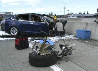 Kemalangan Tesla Autopilot: Pemandu dikatakan sedang main permainan video