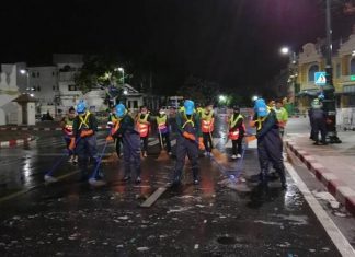 Pembasmian kuman di jalan raya Bangkok pada setiap malam