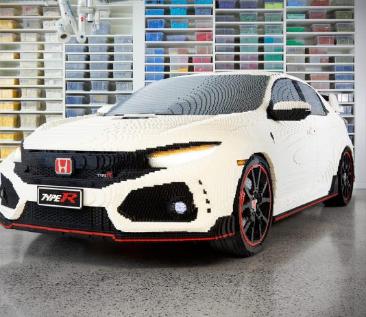 Replika Honda Civic Type-R yang dibuat dari 320,000 kepingan Lego