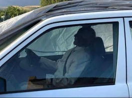 Ahli politik dari Afrika Selatan dikebumi bersama Mercedes kesayangan