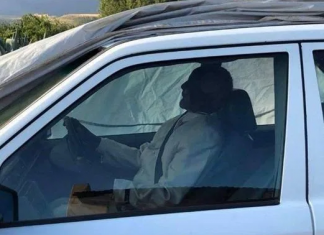 Ahli politik dari Afrika Selatan dikebumi bersama Mercedes kesayangan