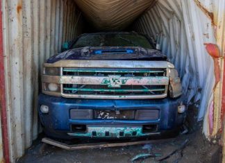 Chevrolet Silverado berjaya diangkat setelah 2 tahun tenggelam di dasar laut Chevrolet Silverado