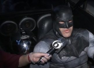 Batman meronda Mexico City dengan Batmobile untuk suruh orang ramai duduk rumah