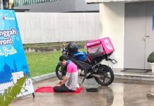 Penunggang Foodpanda dilihat solat di atas lantai perkarangan stesen minyak