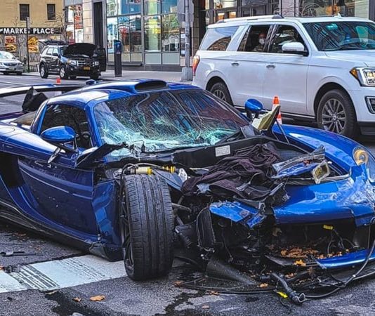 Sebuah Gemballa Mirage GT alami kemalangan jalan raya yang kosong di New York, kemudian cuba lari