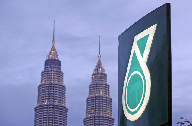 Kakitangan Petronas sumbang gaji RM6.4 juta untuk tabung Covid-19 • Motoqar