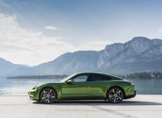 Bukan satu, tapi dua anugerah Car of the Year untuk Porsche Taycan