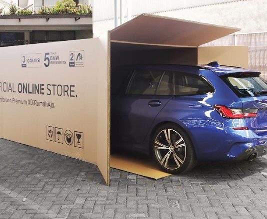 Covid-19: BMW Indonesia ‘bungkus’ kenderaan dalam kotak dan hantar ke rumah pelanggan