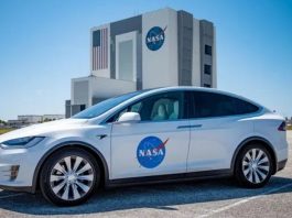 Tesla Model X bakal jadi kenderaan untuk angkasawan sebelum berlepas