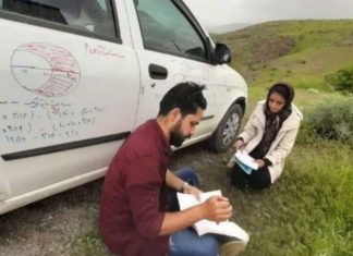 Guru ini jadikan kereta sebagai papan putih untuk mengajar