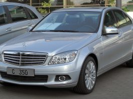 Parkir merata-rata, sebuah Mercedes-Benz C-Class disiram air baja