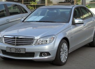 Parkir merata-rata, sebuah Mercedes-Benz C-Class disiram air baja