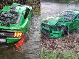 Pemandu kurang pengalaman, Ford Mustang GT baru dibeli tiga hari terjunam ke dalam sungai