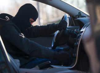 Pencuri terperangkap dalam kereta Tesla yang dikunci dari jarak jauh