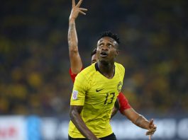 Kini giliran Mohamadou Sumareh pula tayang kereta dia. Mercedes… !