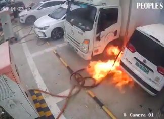 Sebuah kereta elektrik di China terbakar ketika sedang dicas