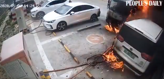 kereta elektrik terbakar