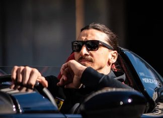 Zlatan Ibrahimovic dilihat pandu sebuah Ferrari Monza SP2
