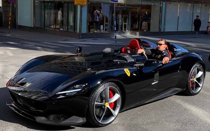Zlatan Ibrahimovic dilihat pandu sebuah Ferrari Monza SP2 ...