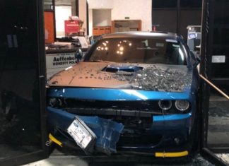 Tersangkut di pintu pusat jualan, sebuah Dodge Challenger gagal dicuri