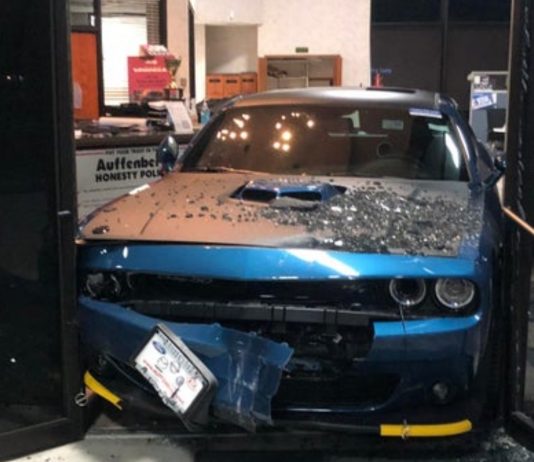 Tersangkut di pintu pusat jualan, sebuah Dodge Challenger gagal dicuri