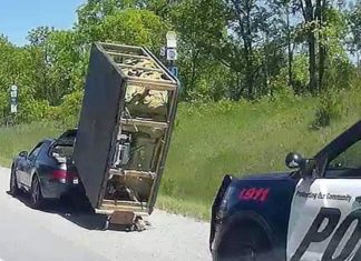 Porsche 968 ditahan kerana tarik tab mandi guna treler buatan sendiri