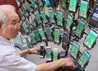 Atuk main Pokemon Go, siap ada 64 telefon pintar pada basikalnya