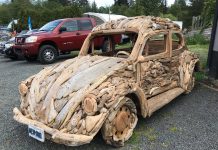 Replika Volkswagen Beetle dihasilkan dengan potongan kayu hanyut