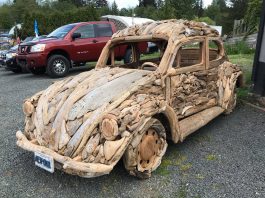 Replika Volkswagen Beetle dihasilkan dengan potongan kayu hanyut