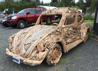 Replika Volkswagen Beetle dihasilkan dengan potongan kayu hanyut