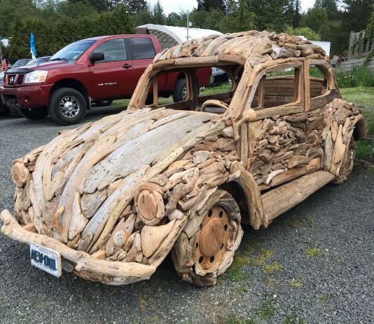 Replika Volkswagen Beetle dihasilkan dengan potongan kayu hanyut