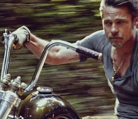 Gambar Brad Pitt tunggang motosikal rare keluaran Indian Larry kini dilelong