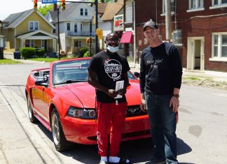 10 jam bersihkan jalan kerana demonstrasi George Floyd, seorang remaja dihadiahkan sebuah Mustang Convertible