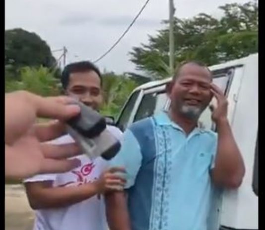 Terharu dapat kereta baru, seorang ayah menangis terima hadiah dari anak sempena Hari Bapa