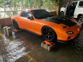 Selamatkan Mazda RX-7 yang hampir tenggelam dalam banjir, inilah semangat petrolhead sebenar!