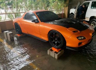 Selamatkan Mazda RX-7 yang hampir tenggelam dalam banjir, inilah semangat petrolhead sebenar!