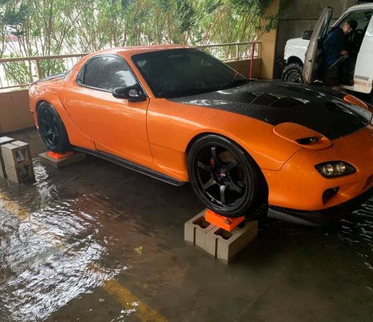 Selamatkan Mazda RX-7 yang hampir tenggelam dalam banjir, inilah semangat petrolhead sebenar!