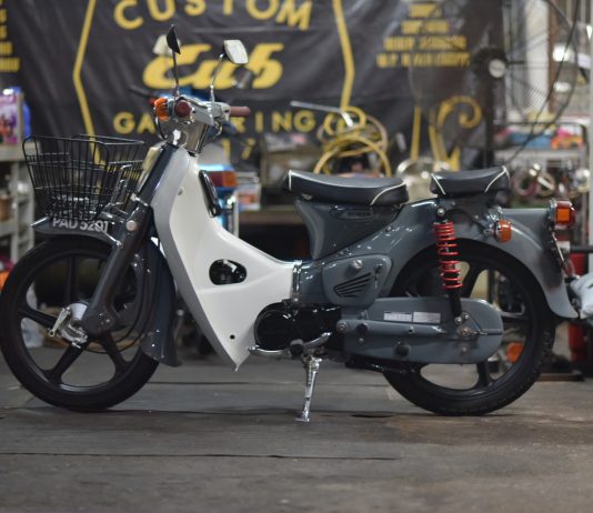 Honda C86 kustom ini seolah-olah dibawa dari zaman silam oleh mesin masa