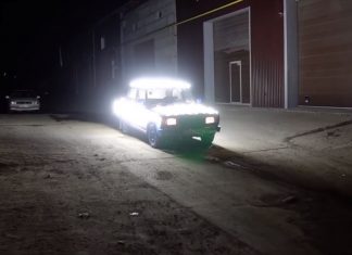 Tak cukup lampu biasa, kereta ini dipasang dengan 300 lampu LED