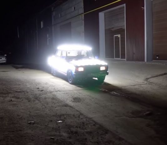 Tak cukup lampu biasa, kereta ini dipasang dengan 300 lampu LED