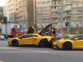 Dua Lamborghini Aventador S hampir serupa terlanggar sesama sendiri