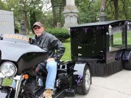 Harley-Davidson Street Glide dijadikan sebuah motosikal pembawa jenazah