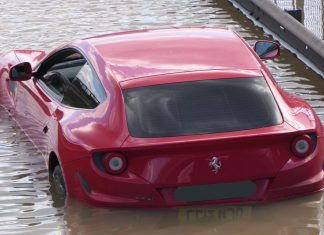 Ferrari FF ini antara kereta yang terjejas dalam banjir di London